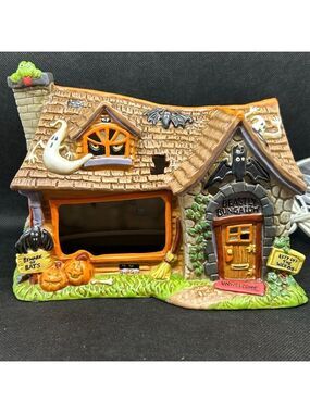 New in box limited edition Beasty Bungalow Creepy Hollow lighted figurine